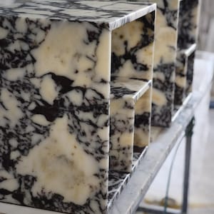Mesa de cabeceira em mármore Calacatta Viola, com sistema de prateleiras de design especial. Isenção de impostos. imagem 4