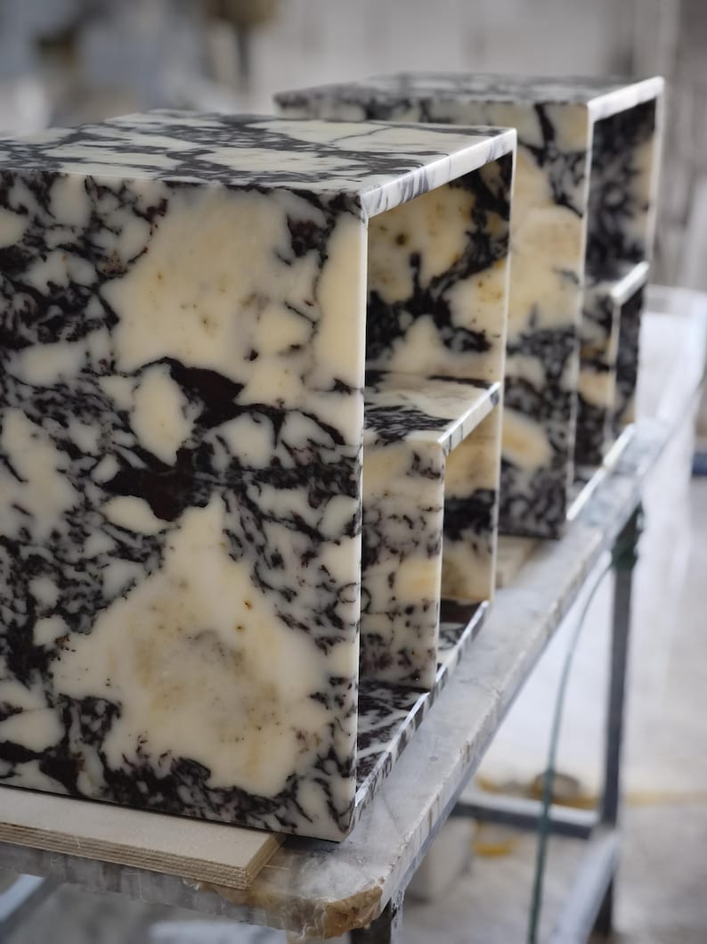 Mesa de cabeceira em mármore Calacatta Viola, com sistema de prateleiras de design especial. Isenção de impostos. imagem 4