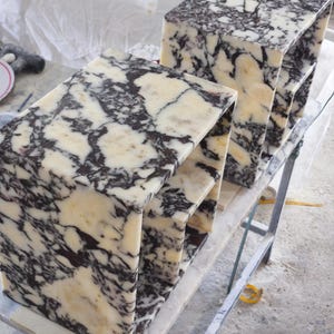 Mesa de cabeceira em mármore Calacatta Viola, com sistema de prateleiras de design especial. Isenção de impostos. imagem 5