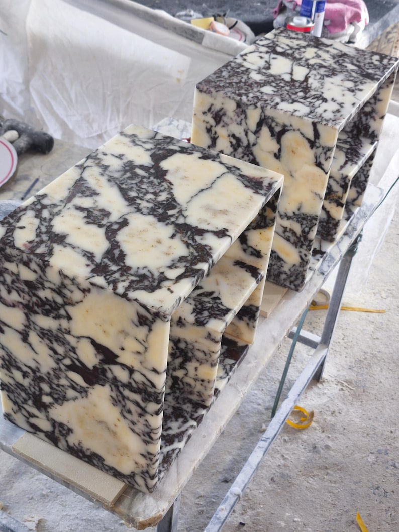 Mesa de cabeceira em mármore Calacatta Viola, com sistema de prateleiras de design especial. Isenção de impostos. imagem 5