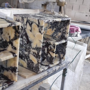 Mesa de cabeceira em mármore Calacatta Viola, com sistema de prateleiras de design especial. Isenção de impostos. imagem 6