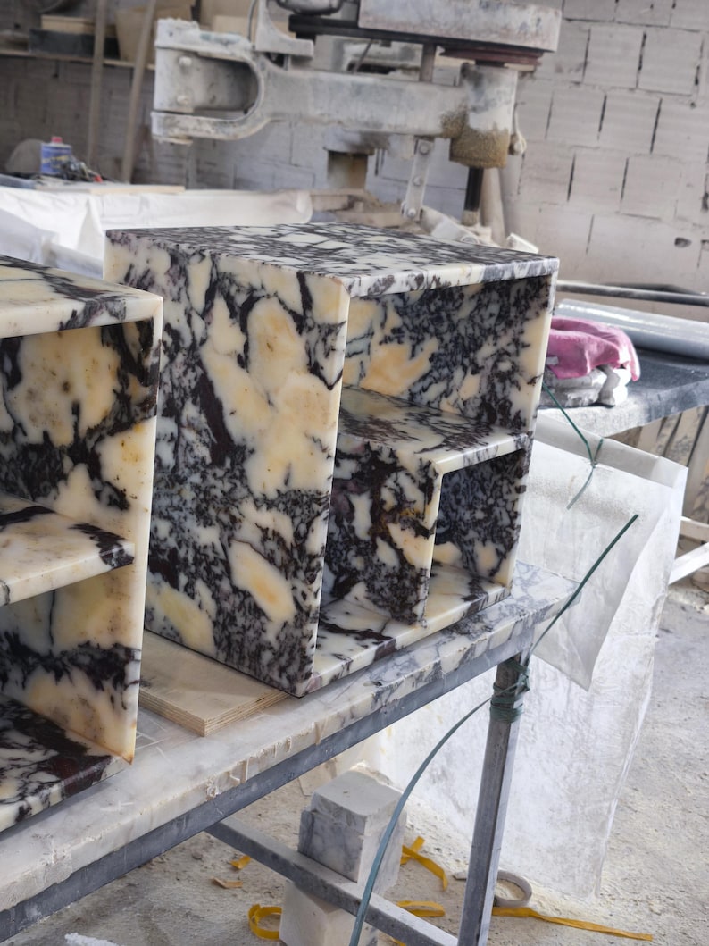 Mesa de cabeceira em mármore Calacatta Viola, com sistema de prateleiras de design especial. Isenção de impostos. imagem 6