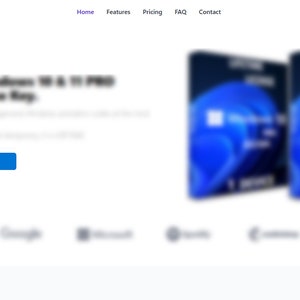 Op de afbeelding: Een schermafbeelding van een website die een productpagina toont voor een Microsoft Windows 10 & 11 Pro productkey. De pagina bevat een blauwe en witte productafbeelding, een "Koop nu"-knop en een navigatiebalk met links naar "Home", "Functies", "Prijzen", "FAQ" en "Contact".