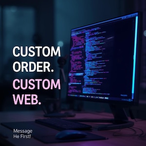 Può includere: Un monitor di computer che mostra codice, con le parole "CUSTOM ORDER. CUSTOM WEB." in bianco e rosa. La frase "Message He First!" è sotto. Una tastiera e un mouse sono sulla scrivania.
