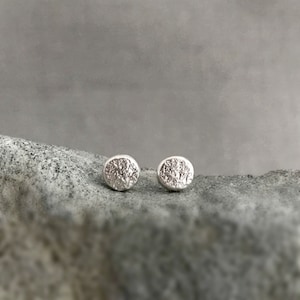 Orecchini a perno piccoli e rotondi in argento testurizzato, orecchini a pois piccoli, orecchini a perno rotondi, orecchini a perno in argento
