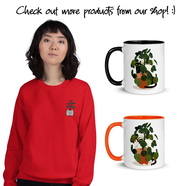 Puede incluir: Dos tazas de cer&aacute;mica blanca con borde negro y naranja. Las tazas presentan un gr&aacute;fico de un gato escondido en una planta en maceta. El texto "Check out more products from our shop! :)" est&aacute; en la parte superior de la imagen.