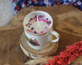 Vintage porcelain cup candle with pink dried flowers - flower candle - vintage cup - vintage gift idea