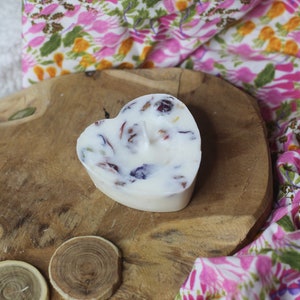 Scented heart-shaped candle with dried flowers - handmade and natural - Valentine&#39;s Day gift idea