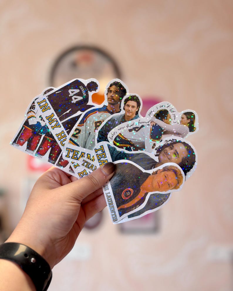 Pode incluir: Uma cole&ccedil;&atilde;o de adesivos hologr&aacute;ficos com v&aacute;rias imagens fotogr&aacute;ficas de pessoas, incluindo um jogador de h&oacute;quei com o n&uacute;mero 44, o texto IN MY HOCKEY ERA e outras cenas com o texto baby, now that I found you, I can't let you go.