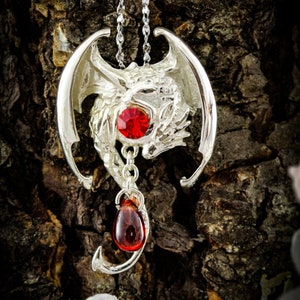 Fafnir - amulette dragon magique pour la richesse par Anne Stokes. Sterling Argent.