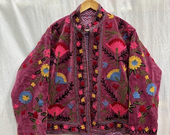 Rosa Samt Suzani Jacke: Handgemachter bestickter Boho Mantel