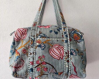 Baumwolltasche mit Blumenblockdruck: Gesteppte Reiseumhängetasche