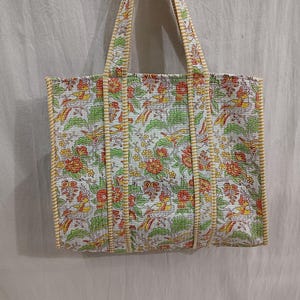 Sac fourre-tout jaune Sac en tissu matelassé fait main. Idéal pour un sac de courses dans une poche latérale