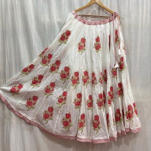 白地にピンクの花柄ロングスカート、ハンドメイドロングスカート、ローズ柄デザイナーロングスカート、女性用ロングスカート、美しいロングスカート