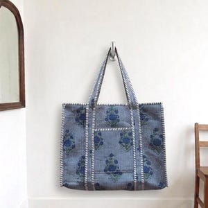 Bolso tote de algodón azul con estampado floral: bolso de compras acolchado hecho a mano con cremallera.