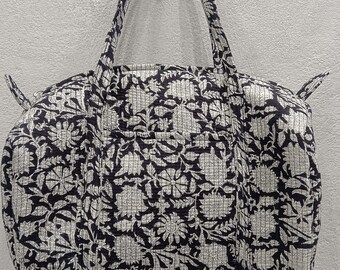 Schwarze Blumen Reisetasche: Gesteppte Baumwollreisetasche mit Handblockdruck