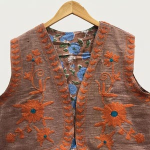 Handgefertigte Suzani-Weste, wendbare bestickte Baumwolljacke, Weste mit Blumenmuster Bild 1