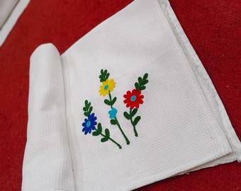 Våffelhandduk med blombroderi: Handduk eller badhandduk i linne