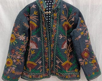Wende-Suzani-Stickerei-Jacke: Indischer handgemachter Baumwollmantel