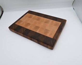 pequeña tabla de cortar grano de nogal y arce