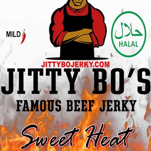 Peut inclure: Un sac de bœuf séché de 4 onces avec un logo rouge, blanc et noir d'un taureau portant un chapeau de chef. Le sac est étiqueté "Jitty Bo's Famous Beef Jerky" et "Sweet Heat". Le sac porte également une étiquette de certification halal.