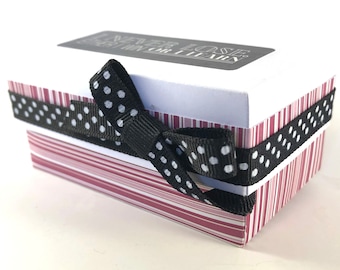 Small treat box (50mm x 85mm x 40mm) with lid. Ideal gift box for three 45 g Whittaker's bars. SVG and JPEG files