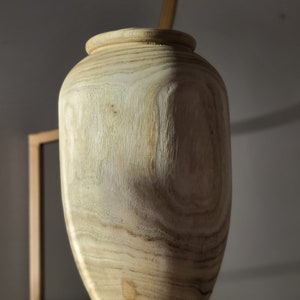 Grand vase en bois. Parfait pour une décoration et un style glam rustiques. Parfait pour les espaces de taille moyenne, fleurs de printemps séchées Décoration d'intérieur faite main