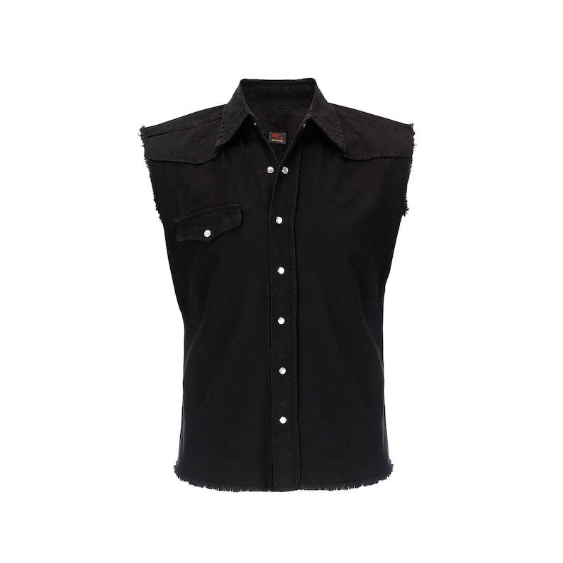 Peut inclure: Une chemise sans manches en denim noir avec un devant boutonn&eacute; et un col pointu. La chemise a un ourlet effiloch&eacute; et une seule poche poitrine.