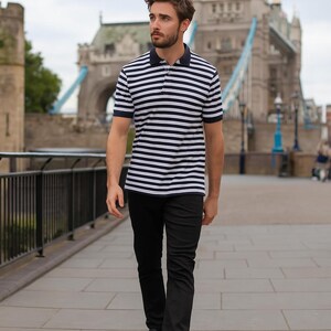 Wit en zwart gestreepte poloshirt - 100% gekamde katoenen piqué top - minimalistisch zwart-wit esthetiek - slim casual herenshirt - cadeau voor hem