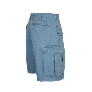 Op de afbeelding: Lichtblauwe cargo shorts met meerdere zakken. De shorts hebben een ontspannen pasvorm en een licht verweerde look.