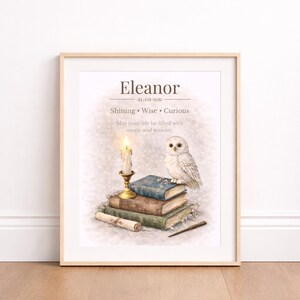 Könnte beinhalten: Ein gerahmter Druck mit dem Namen "Eleanor" und einer Illustration einer weißen Eule auf Büchern. Eine brennende Kerze in einem goldenen Halter und eine Schriftrolle sind ebenfalls abgebildet. Der Text lautet "Shining, Wise, Curious" und "May your life be filled with magic and wonder."