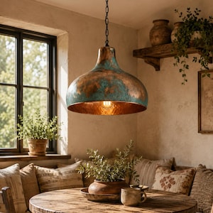 Pode incluir: Uma luminária pendente em forma de cúpula com um exterior de cobre desgastado e um acabamento de pátina em tom turquesa. A lâmpada está suspensa por uma corrente preta e inclui uma única lâmpada exposta visível dentro da base larga e aberta.