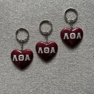 Chaveiros com letras gregas de coração
