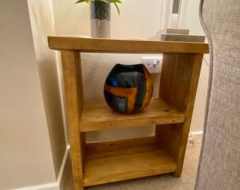 Mesita auxiliar de madera: Mesita de noche o mesa de centro de estilo rústico. Hecha a mano.