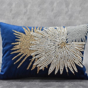 Marineblauw witgoud tropische sierkussenhoes kralen handgemaakte luxe eigentijdse kussensloop handgeborduurd verfraaid kussen cadeau