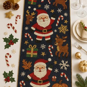 Puede incluir: Camino de mesa navideño con cuentas y fondo azul marino. Presenta diseños de Papá Noel, renos, copos de nieve, bastones de caramelo y cajas de regalo. Elementos decorativos: estrellas doradas, piñas y calabaza.