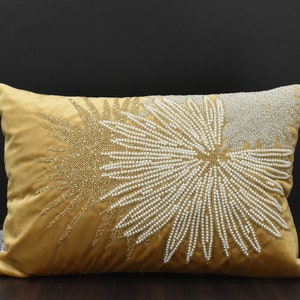 Federa per cuscino tropicale bianco oro Federa per cuscino contemporanea di lusso fatta a mano in velluto con perline Cuscino impreziosito ricamato a mano