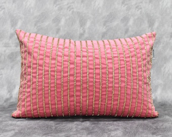 ピンクベルベットのクッションカバー：手刺繍ビーズとゴールドの