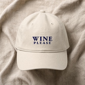 Boné "Wine Please Dad" bordado, boné de beisebol de algodão orgânico, verde floresta com serifa.