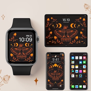 Puede incluir: Un conjunto de cuatro fondos de pantalla para teléfono y reloj inteligente con un fondo negro, una mariposa naranja, fases lunares y detalles florales. Los fondos de pantalla están diseñados para un Apple Watch, un iPhone y un iPad.
