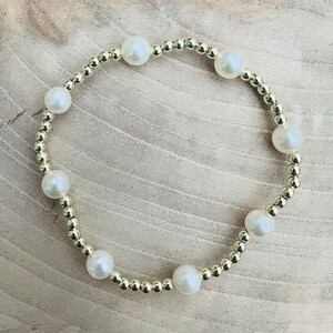 14K Gold-Filled & Freshwater Pearl Stretch Bracelet – Minimalist, Elegant, Everyday Jewelry