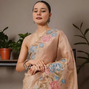 Saree en tissu d&#39;organza crème pur avec broderie au fil multicolore, bordures découpées et chemisier en soie