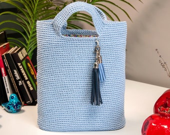 Bolso de algodón de crochet hecho a mano: Monedero de punto azul bebé con dije
