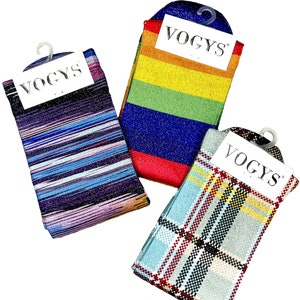 Könnte beinhalten: Drei Paar bunte gestreifte Socken mit dem Markennamen "VOGYS" auf der Verpackung. Die Socken haben einen Regenbogenstreifen, einen blau-violetten Streifen und ein Karomuster.