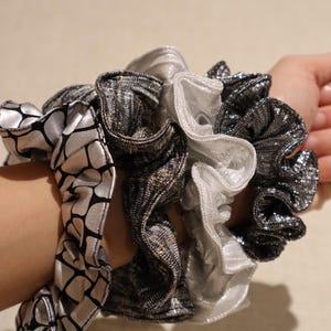 Disco grijze scrunchie set van 4, scrunchies met stropdas schattig, elegante scrunchies voor haar, grote scrunchies, unieke handgemaakte scrunchies-set