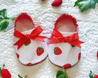 Baby strawberry shoes, Strawberry Baby Moccasin, Strawberry Baby Shower gift, Baby Booties, Baby Slippers, Strawberry fabric shoes