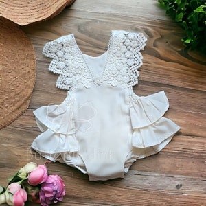 Tutina in pizzo color crema per neonati: abito da compleanno boho con volant
