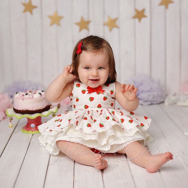 Strawberry dress , Baby or toddler Strawberry outfit, Cake smash Strawberry theme, Strawberry birthday dress for girls, Dress and bloomers