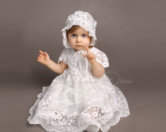 Doopjurk met bloemenkant voor een babymeisje, doopjurk met korte of lange mouwen met bijpassende muts, schoenen en hoofdband.