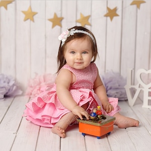 Vestido rosa bebé con volantes: atuendo para primer cumpleaños, flores pequeñas